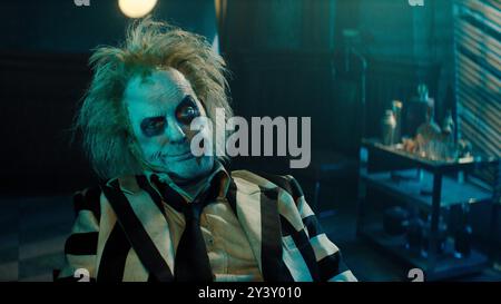 MICHAEL KEATON in BEETLEJUICE BEETLEJUICE (2024) unter der Regie von TIM BURTON. Beschreibung: Warner Bros. / Plan B Entertainment / Tim Burton Productions / Album Stockfoto