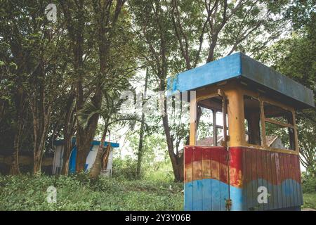 Verlassenes altes Gebäude mit bewachsenem Gras umgeben. Verlassenes Parkhaus. Stockfoto