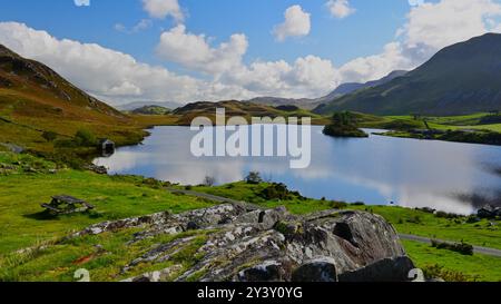 Cregennen Lakes unter den Hängen von Cader Idris (Cadair Idris) in der Nähe von Dolgellau, Gwynedd Wales, Großbritannien, im frühen Herbst. Stockfoto