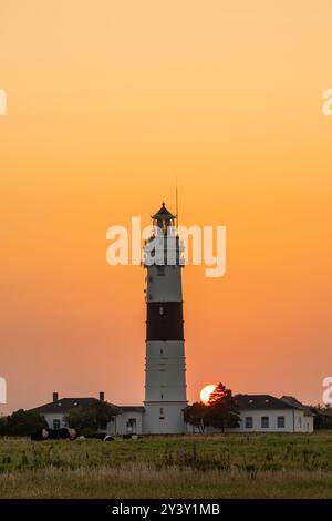 Leuchtturm Kampen bei Sonnenuntergang. Leuchtturm in der Nähe des Roten Kliffs auf der Insel Sylt. Stockfoto