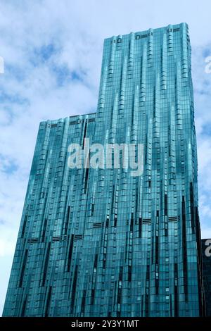 Ein vertikales Bild eines Glashochhauses mit einem bläulichen Farbton, der den Himmel im CBD von Melbourne in Victoria, Australien reflektiert. Stockfoto