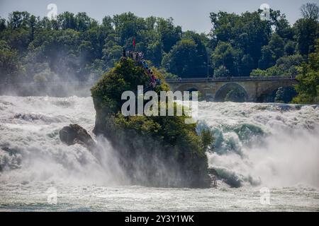 Blick auf die Felsen am rhein bei schaffhausen, mit tosendem Wasser und sonnigem blauem Himmel Stockfoto