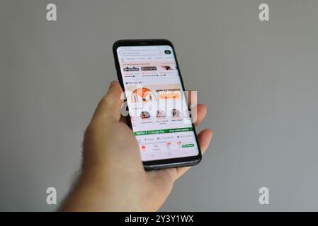 Belgrad, Serbien 01.09.2024 Temu-Anwendungssymbol auf dem Samsung Galaxy S8-Bildschirm Stockfoto