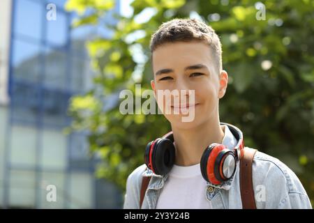 Porträt eines Teenagers mit Kopfhörern im Freien. Leerzeichen für Text Stockfoto