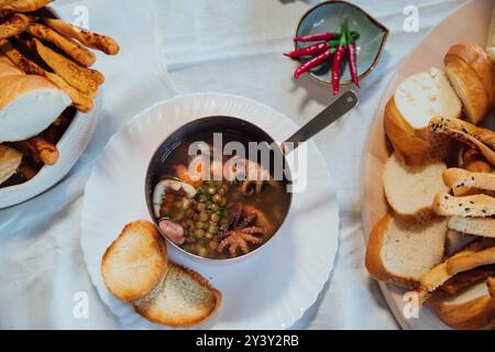 Gekocht in der Küche Meeresfrüchte Suppe für Essen Hintergrund Stockfoto