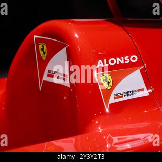 Name und Scuderia Ferrari-Embleme aus nächster Nähe zeigen Fernando Alonsos Formel-1-Fahrzeug Ferrari F2012 2012 Museum und Circuit Oviedo Asturias Spanien Stockfoto