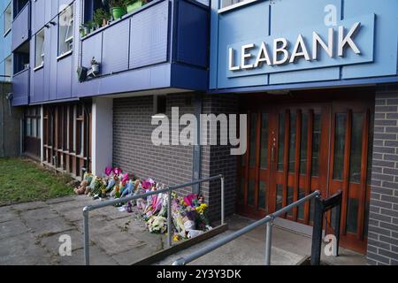 Floral Tributs in Leabank in Luton, Bedfordshire, wo drei Personen, vermutlich Juliana Prosper, 48, Kyle Prosper, 16, und Giselle Prosper, 13, obwohl eine offizielle Identifizierung noch nicht erfolgt ist, wurden tot in einer Wohnung in Leabank, am Wauluds Bank Drive, am Freitag gegen 5.30 Uhr gefunden. Nicholas Prosper, 18, aus Leabank, Luton, wurde wegen Mordes an der Frau angeklagt, und die beiden Teenager Bedfordshire Police sagten. Bilddatum: Sonntag, 15. September 2024. Stockfoto