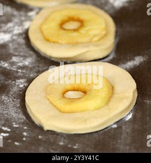 Apfelringe auf einem Brett vor dem Backen Stockfoto