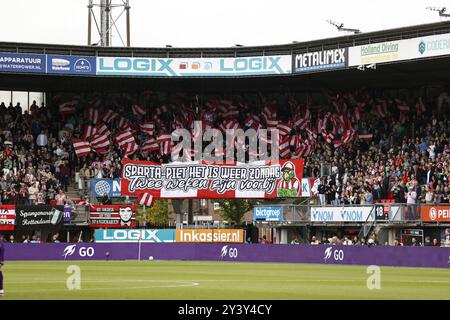 ROTTERDAM - Sparta Supporters vor dem niederländischen Eredivisie-Spiel zwischen Sparta Rotterdam und Go Ahead Eagles im Sparta Stadium Het Kasteel am 15. September 2024 in Rotterdam, Niederlande. ANP MAURICE VAN STEEN Stockfoto