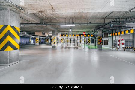 Leere Tiefgarage. Parkplatz in der Stadt. Stockfoto