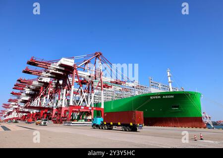 QINGDAO, CHINA - 15. SEPTEMBER 2024 - AEON, das weltweit größte Schiff nach Containervolumen, lädt Container am Liegeplatz 81 des Qianwan Container Termi Stockfoto