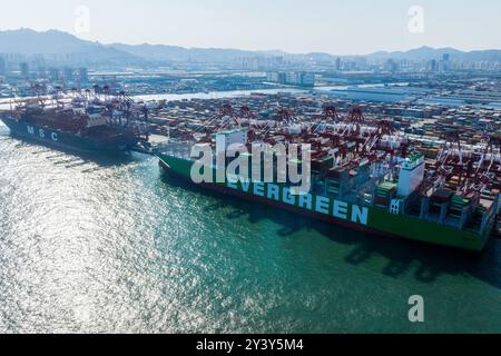 QINGDAO, CHINA - 15. SEPTEMBER 2024 - AEON, das weltweit größte Schiff nach Containervolumen, lädt Container am Liegeplatz 81 des Qianwan Container Termi Stockfoto