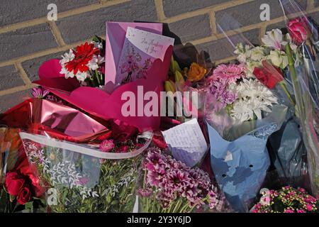 Floral Tributs in Leabank in Luton, Bedfordshire, wo drei Personen, vermutlich Juliana Prosper, 48, Kyle Prosper, 16, und Giselle Prosper, 13, obwohl eine offizielle Identifizierung noch nicht erfolgt ist, wurden tot in einer Wohnung in Leabank, am Wauluds Bank Drive, am Freitag gegen 5.30 Uhr gefunden. Nicholas Prosper, 18, aus Leabank, Luton, wurde wegen Mordes an der Frau angeklagt, und die beiden Teenager Bedfordshire Police sagten. Bilddatum: Sonntag, 15. September 2024. Stockfoto