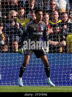 Coventry City Torhüter Oliver Dovin in Aktion während des Sky Bet Championship Matches in der Vicarage Road, Watford. Bilddatum: Samstag, 14. September 2024. Stockfoto