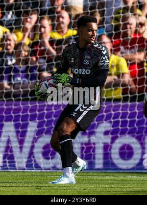 Coventry City Torhüter Oliver Dovin in Aktion während des Sky Bet Championship Matches in der Vicarage Road, Watford. Bilddatum: Samstag, 14. September 2024. Stockfoto