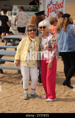 Weston Super Mare, UK, 15. September 2024 UK Wetter: Heller Sonnenschein mit warmen Temperaturen entlang des Meeres, während die Menschen den Spaß am Meer genießen. Quelle: Gary Learmonth/Alamy Live News Stockfoto