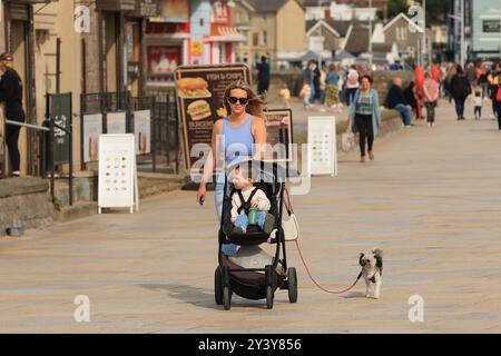 Weston Super Mare, UK, 15. September 2024 UK Wetter: Heller Sonnenschein mit warmen Temperaturen entlang des Meeres, während die Menschen den Spaß am Meer genießen. Quelle: Gary Learmonth/Alamy Live News Stockfoto