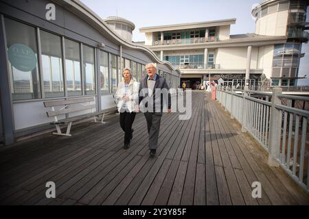 Weston Super Mare, UK, 15. September 2024 UK Wetter: Heller Sonnenschein mit warmen Temperaturen entlang des Meeres, während die Menschen den Spaß am Meer genießen. Quelle: Gary Learmonth/Alamy Live News Stockfoto