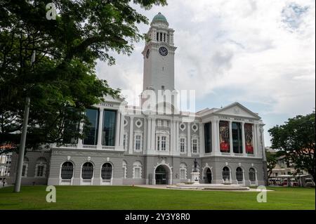 Das weiße Kolonialgebäude des Victoria Theatre and Concert Hall am Empress Place in Singapur. An der Vorderseite des Gebäudes befindet sich das Original Stockfoto