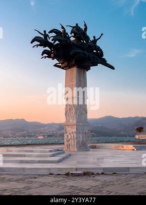 Izmir, Türkei - 3. Juli 2024: Die republikanische Baumstatue auf dem Izmir-Gundogdu-Platz Stockfoto