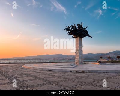 Izmir, Türkei - 3. Juli 2024: Die republikanische Baumstatue auf dem Izmir-Gundogdu-Platz Stockfoto