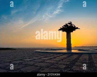 Izmir, Türkei - 3. Juli 2024: Die republikanische Baumstatue auf dem Izmir-Gundogdu-Platz Stockfoto