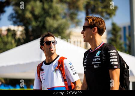 Baku City Circuit, Baku, Aserbaidschan. September 2024. Formel 1 großer Preis von Aserbaidschan 2024; Renntag; Daniel Ricciardo, George Russell kommt auf der Rennstrecke an Credit: Action Plus Sports/Alamy Live News Stockfoto