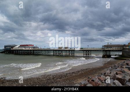 Der Cromer Pier II ist ein gelisteter Seaside Pier an der Nordküste des englischen County Norfolk, wo sich die Cromer Lifeboat Station und das Pavilion Theatre befinden. Stockfoto