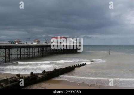 Der Cromer Pier II ist ein gelisteter Seaside Pier an der Nordküste des englischen County Norfolk, wo sich die Cromer Lifeboat Station und das Pavilion Theatre befinden. Stockfoto