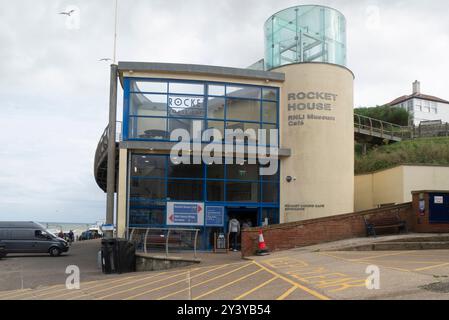 Rocket House an der Küste von Cromer Norfolk, Großbritannien, mit RNLI Museum und Café in der malerischen viktorianischen Küstenstadt Stockfoto