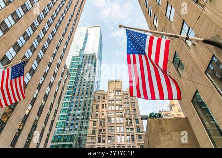 Amerikanische Flaggen vor dem Rockefeller Center, New York City Stockfoto