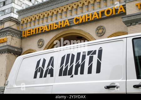 Nicht exklusiv: KIEW, UKRAINE - 12. SEPTEMBER 2024 - der Van der humanitären Mission auf dem Schild befindet sich vor der Zentralen Synagoge (Brodsky Synago) Stockfoto