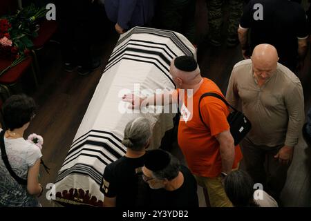 Nicht exklusiv: KIEW, UKRAINE - 12. SEPTEMBER 2024 - die Menschen erweisen dem ukrainischen Soldaten Anton (Matisyau) Samborsky während einer Gedenkfeier ihre letzte Ehre Stockfoto