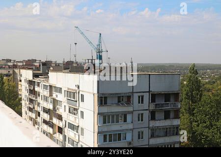 Nicht exklusiv: CHARKIW, UKRAINE - 12. SEPTEMBER 2024 - in einem der durch russischen Beschuss beschädigten Wohngebäude, K, wird derzeit eine Restaurierung durchgeführt Stockfoto