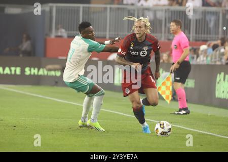 Toronto, Ontario, Kanada, 14. September 2024, Torontos FC-Stürmer Federico Bernardeschi #10 tribbelt an Jadre Obrian #11 beim Major League Soccer Spiel zwischen Toronto FC und Austin FC im BMO Field vorbei. (Foto: Indrawan Kumala/SIPA USA) Stockfoto