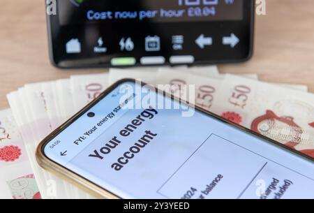 Ein Konzept für Energieverbrauch und Kosten mit digitaler Rechnung auf einem Mobiltelefon, intelligentem Energiemesser und Banknoten. Stockfoto