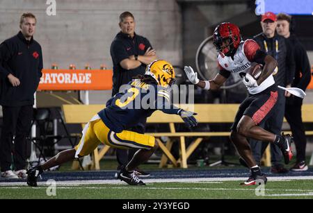 14. September 2024 Berkeley, CA USA San Diego State Wide Receiver Ja'Shaun Poke (3) versucht, einen Angriff des kalifornischen Verteidigers Nohl Williams (3) während des NCAA/ACC Football-Spiels zwischen den San Diego State Aztecs und den California Golden Bears zu vermeiden. Kalifornien besiegte San Diego State 31-10 im California Memorial Stadium. Thurman James/CSM (Bild: © Thurman James/Cal Sport Media) Stockfoto