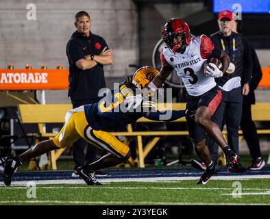 14. September 2024 Berkeley, CA USA San Diego State Wide Receiver Ja'Shaun Poke (3) versucht, einen Angriff des kalifornischen Verteidigers Nohl Williams (3) während des NCAA/ACC Football-Spiels zwischen den San Diego State Aztecs und den California Golden Bears zu vermeiden. Kalifornien besiegte San Diego State 31-10 im California Memorial Stadium. Thurman James/CSM (Bild: © Thurman James/Cal Sport Media) Stockfoto