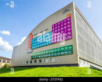 Dubna, Russland - 22. August 2023: Periodensystem an der Wand des Beckens Archimedes, Dubna, Moskauer Region Stockfoto