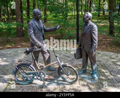 Dubna, Russland - 22. August 2023: Skulptur für die Wissenschaftler B. Pontecorvo und V. Dschhelepow, Stadt Dubna, Region Moskau Stockfoto