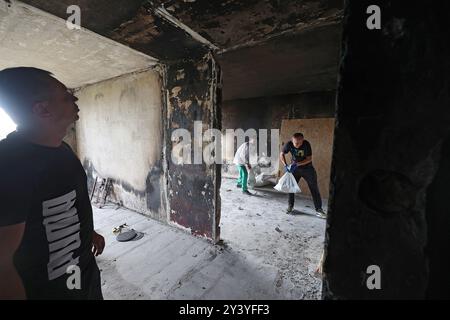 Nicht exklusiv: CHARKIW, UKRAINE - 12. SEPTEMBER 2024 - Bauarbeiter arbeiten an der Sanierung eines von Russ beschädigten mehrstöckigen Wohngebäudes Stockfoto