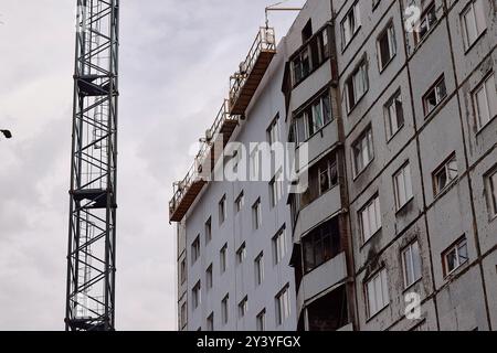 Nicht exklusiv: CHARKIW, UKRAINE - 12. SEPTEMBER 2024 - eines der durch russische Beschuss beschädigten Wohngebäude, in dem Umbauarbeiten durchgeführt werden Stockfoto