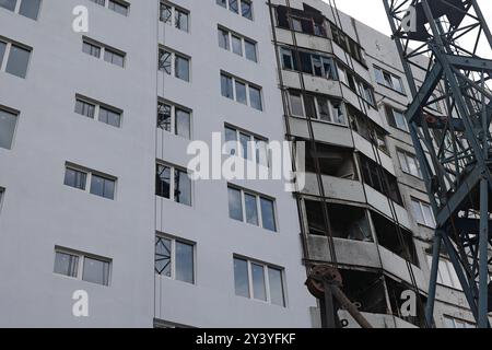 Nicht exklusiv: CHARKIW, UKRAINE - 12. SEPTEMBER 2024 - eines der durch russische Beschuss beschädigten Wohngebäude, in dem Umbauarbeiten durchgeführt werden Stockfoto