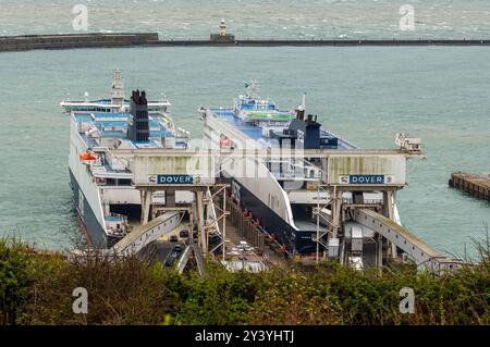dover, Kent, Vereinigtes Königreich - 6. April 2024: DFDS-Fähren laden und entladen Lastkraftwagen mit Fracht nach Europa im Seehafen Dover, Kent, Vereinigtes Königreich. Stockfoto