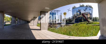 Rotterdam, Niederlande – 28. August 2024: Panoramablick auf Depot Boijmans Van Beuningen. Es ist das weltweit erste öffentlich zugängliche Kunstspeicher Stockfoto