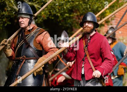 Pikemen der Nachstellung des englischen Bürgerkriegs, des Marquess of Winchester's Regiment, marschieren während des Nachstellung-Wochenendes des englischen Bürgerkriegs im Basing House in Basingstoke, Hampshire, zum Schauplatz. Bilddatum: Sonntag, 15. September 2024. Stockfoto