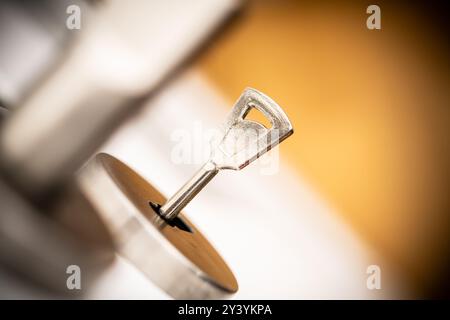 Detaillierte Ansicht eines silbernen Schlüssels in einem Schloss, beispielhaft für die Sicherheitsfunktionen moderner Innentüren, ideal für Wohn- oder gewerbliche Installationen Stockfoto