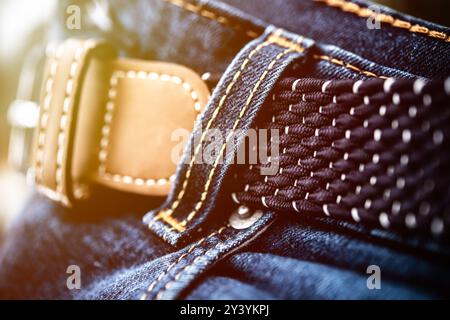 Detaillierte Ansicht der Jeans mit einem einzigartigen gewebten Gürtel und einer modernen Schnalle, die Modetrends und alltäglichen Tragekomfort in Freizeitkleidung unterstreicht. Stockfoto