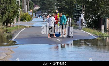 Ostrava, Tschechische Republik. September 2024. Ostrava Koblov überflutete am 15. September 2024 bei starken Regenfällen in Ostrava (Tschechische Republik) die oder. Quelle: Petr Sznapka/CTK Photo/Alamy Live News Stockfoto