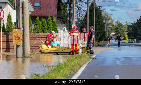 Ostrava, Tschechische Republik. September 2024. Ostrava Koblov überflutete am 15. September 2024 bei starken Regenfällen in Ostrava (Tschechische Republik) die oder. Quelle: Petr Sznapka/CTK Photo/Alamy Live News Stockfoto